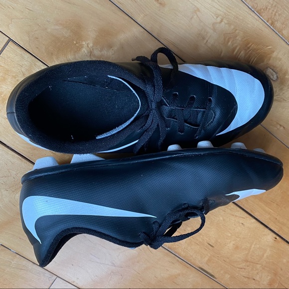 soccer shoes - Picture 2 of 4